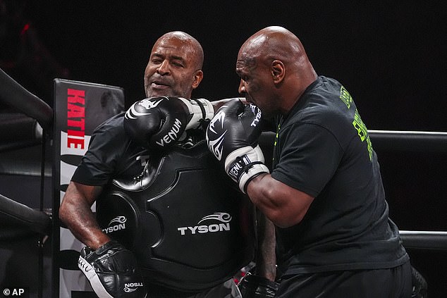 Mike Tyson lució feroz durante los entrenamientos abiertos antes de su pelea con Jake Paul el viernes.