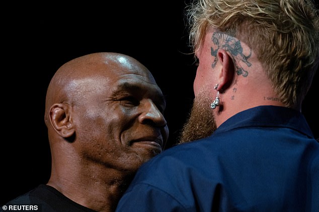 Mike Tyson niega haber comido carne cruda para prepararse para su pelea contra el youtuber convertido en boxeador Jake Paul