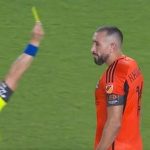 Héctor Herrera recibió inicialmente una tarjeta amarilla por una entrada durante el choque de postemporada del Houston Dynamo contra el Seattle Sounders.