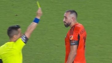 Héctor Herrera recibió inicialmente una tarjeta amarilla por una entrada durante el choque de postemporada del Houston Dynamo contra el Seattle Sounders.