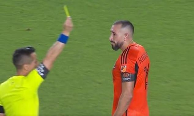 Héctor Herrera recibió inicialmente una tarjeta amarilla por una entrada durante el choque de postemporada del Houston Dynamo contra el Seattle Sounders.