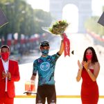 Franck Bonnamour (B&B Hotels) celebra la conquista del premio a la combatividad en el podio final del Tour de Francia 2021