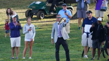 24 de septiembre de 2022; Charlotte, Carolina del Norte, Estados Unidos; Paul Azinger sostiene un pez en el lago cerca del hoyo 14 durante el partido de cuatro partidos del torneo de golf Presidents Cup en Quail Hollow Club. Crédito obligatorio: Peter Casey-USA TODAY Deportes