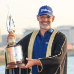 Paul Waring sostiene el trofeo del Campeonato HSBC de Abu Dhabi