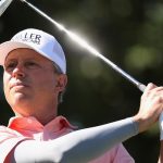 Jason Caron juega un golpe de salida en el segundo hoyo durante la primera ronda del Campeonato de la Copa Charles Schwab 2024 en Phoenix Country Club. (Christian Petersen/Getty Images)