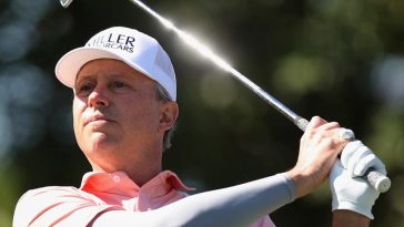 Jason Caron juega un golpe de salida en el segundo hoyo durante la primera ronda del Campeonato de la Copa Charles Schwab 2024 en Phoenix Country Club. (Christian Petersen/Getty Images)