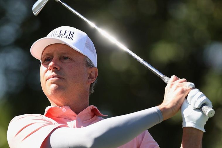 Jason Caron juega un golpe de salida en el segundo hoyo durante la primera ronda del Campeonato de la Copa Charles Schwab 2024 en Phoenix Country Club. (Christian Petersen/Getty Images)