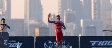 Alistair Brownlee línea de meta T100 Dubai 2024 crédito fotográfico PTO / T100