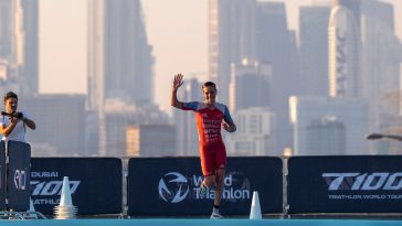 Alistair Brownlee línea de meta T100 Dubai 2024 crédito fotográfico PTO / T100