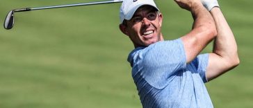 Rory McIlroy juega un tiro contra Yas Links el jueves en la primera ronda del Campeonato HSBC Abu Dhabi