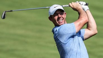 Rory McIlroy juega un tiro contra Yas Links el jueves en la primera ronda del Campeonato HSBC Abu Dhabi