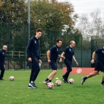 Ineos Grenadiers jugó al fútbol en el campo de entrenamiento del Manchester United