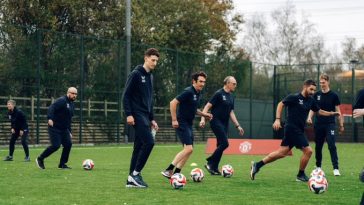 Ineos Grenadiers jugó al fútbol en el campo de entrenamiento del Manchester United