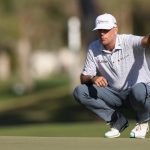 Stewart Cink se prepara para patear el green 16 durante la segunda ronda del Campeonato de la Copa Charles Schwab 2024 en Phoenix Country Club. (Christian Petersen/Getty Images)