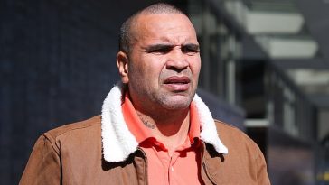 Anthony Mundine (en la foto) ha sido declarado culpable de violar las restricciones de Covid después de una batalla judicial que se prolongó durante tres años.