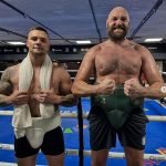 Tyson Fury (derecha) mostró su increíble nueva figura antes de su revancha contra Oleksandr Usyk.