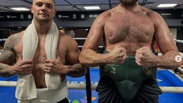 Tyson Fury (derecha) mostró su increíble nueva figura antes de su revancha contra Oleksandr Usyk.