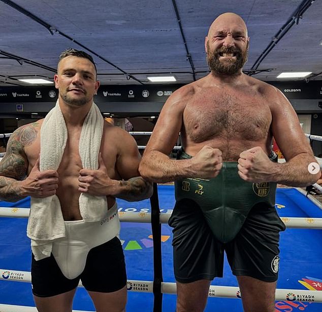 Tyson Fury (derecha) mostró su increíble nueva figura antes de su revancha contra Oleksandr Usyk.