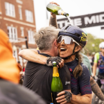 Lauren De Crescenzo celebra otra victoria en The Mid South Gravel en la línea de meta en Stillwater, Oklahoma