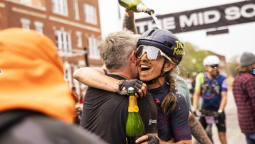 Lauren De Crescenzo celebra otra victoria en The Mid South Gravel en la línea de meta en Stillwater, Oklahoma