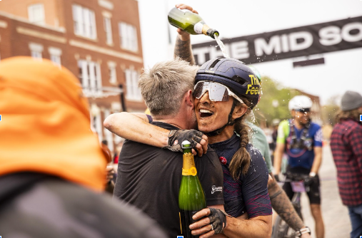 Lauren De Crescenzo celebra otra victoria en The Mid South Gravel en la línea de meta en Stillwater, Oklahoma