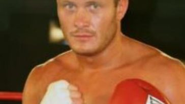 El ex campeón mundial de boxeo de peso semipesado y estrella de televisión Vyacheslav Uzelkov falleció trágicamente a los 45 años.