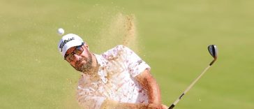 CABO SAN LUCAS, MÉXICO - 7 DE NOVIEMBRE: Tom Whitney de los Estados Unidos juega un tiro desde un búnker en el hoyo 11 durante la primera ronda del Campeonato Mundial de Tecnología 2024 en El Cardonal en Diamante el 7 de noviembre de 2024 en Cabo San Lucas , México. (Foto de Héctor Vivas/Getty Images)