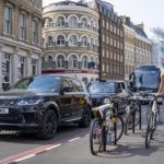 Ciclista junto al tráfico en Londres