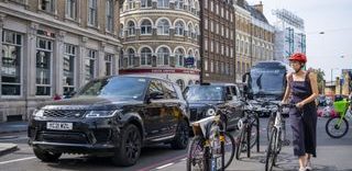 Ciclista junto al tráfico en Londres