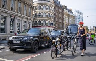 Ciclista junto al tráfico en Londres