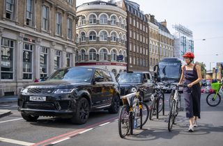 Ciclista junto al tráfico en Londres