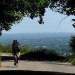 '¿Y si hubiera golpeado un árbol o una pared?' - Ciclista empujado de la bicicleta por un pasajero de una furgoneta espera que haya más conciencia sobre la agresión