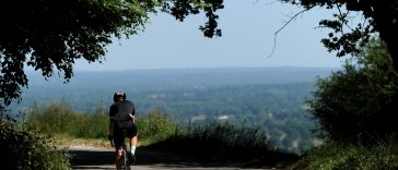 '¿Y si hubiera golpeado un árbol o una pared?' - Ciclista empujado de la bicicleta por un pasajero de una furgoneta espera que haya más conciencia sobre la agresión