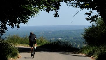 '¿Y si hubiera golpeado un árbol o una pared?' - Ciclista empujado de la bicicleta por un pasajero de una furgoneta espera que haya más conciencia sobre la agresión