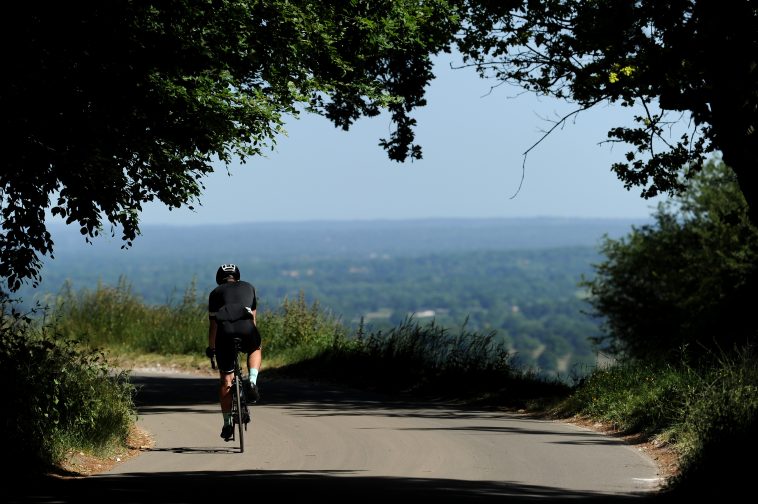 '¿Y si hubiera golpeado un árbol o una pared?' - Ciclista empujado de la bicicleta por un pasajero de una furgoneta espera que haya más conciencia sobre la agresión