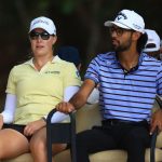 Jennifer Kupcho de Estados Unidos y Ashleigh Buhai de Sudáfrica viajan en un carrito hasta el cuarto tee durante la primera ronda del Grant Thornton Invitational 2024 en Tiburon Golf Club el 13 de diciembre de 2024 en Nápoles.