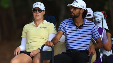 Jennifer Kupcho de Estados Unidos y Ashleigh Buhai de Sudáfrica viajan en un carrito hasta el cuarto tee durante la primera ronda del Grant Thornton Invitational 2024 en Tiburon Golf Club el 13 de diciembre de 2024 en Nápoles.