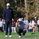 21 de diciembre de 2024; orlando, florida, [USA]; Tiger Woods y su hijo Charlie Woods alinean un put en el sexto green durante el Campeonato PNC en el Ritz-Carlton Golf Club. Crédito obligatorio: Nathan Ray Seebeck-Imagn Images