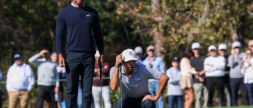 21 de diciembre de 2024; orlando, florida, [USA]; Tiger Woods y su hijo Charlie Woods alinean un put en el sexto green durante el Campeonato PNC en el Ritz-Carlton Golf Club. Crédito obligatorio: Nathan Ray Seebeck-Imagn Images