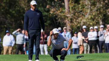 21 de diciembre de 2024; orlando, florida, [USA]; Tiger Woods y su hijo Charlie Woods alinean un put en el sexto green durante el Campeonato PNC en el Ritz-Carlton Golf Club. Crédito obligatorio: Nathan Ray Seebeck-Imagn Images