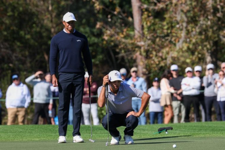 21 de diciembre de 2024; orlando, florida, [USA]; Tiger Woods y su hijo Charlie Woods alinean un put en el sexto green durante el Campeonato PNC en el Ritz-Carlton Golf Club. Crédito obligatorio: Nathan Ray Seebeck-Imagn Images