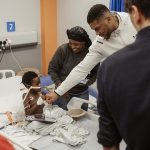 Anthony Joshua llevó alegría festiva al Hospital General de Watford el jueves por la tarde.