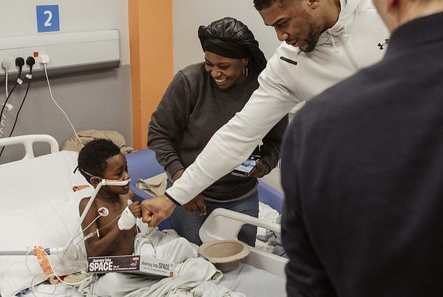 Anthony Joshua llevó alegría festiva al Hospital General de Watford el jueves por la tarde.