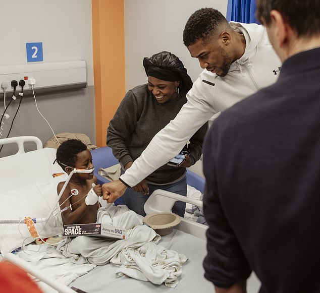 Anthony Joshua llevó alegría festiva al Hospital General de Watford el jueves por la tarde.