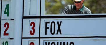 Un trabajador cambia las puntuaciones en el marcador principal durante la segunda ronda del Torneo Masters 2024 en el Augusta National Golf Club. (Foto: Michael Madrid-USA TODAY Network)