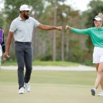 Tony Finau de los Estados Unidos y Nelly Korda de los Estados Unidos chocan el puño en el primer green durante la segunda ronda del Grant Thornton Invitational en Tiburon Golf Club el 9 de diciembre de 2023 en Naples, Florida. (Foto de Cliff Hawkins/Getty Images)