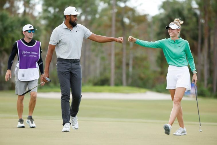 Tony Finau de los Estados Unidos y Nelly Korda de los Estados Unidos chocan el puño en el primer green durante la segunda ronda del Grant Thornton Invitational en Tiburon Golf Club el 9 de diciembre de 2023 en Naples, Florida. (Foto de Cliff Hawkins/Getty Images)