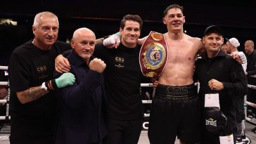 Chris Billam-Smith (segundo a la derecha) está entrenado por Shane McGuigan (centro) y ha contado con Barry McGuigan (segundo a la izquierda) para asesorarlo a lo largo de su carrera.