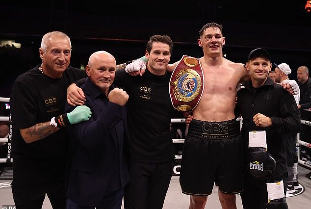 Chris Billam-Smith (segundo a la derecha) está entrenado por Shane McGuigan (centro) y ha contado con Barry McGuigan (segundo a la izquierda) para asesorarlo a lo largo de su carrera.