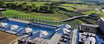 Una vista del green 18 en Fields Ranch en Frisco, Texas, desde la piscina solo para adultos del Omni PGA Frisco Resort & Spa.